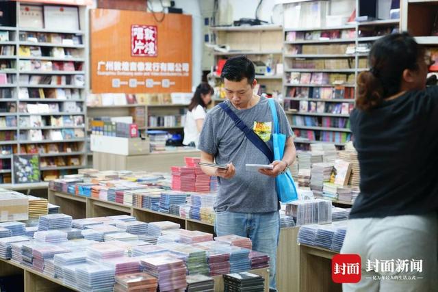 广东音像城清退前夕发烧友赶来买唱片 “山鹰组合”吉克曲布：难忘流行音乐黄金年代丨封面头条(图4)